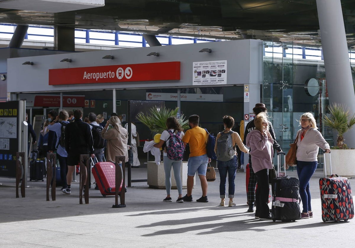 Pasajeros hacen cola en la estación de Cercanías del aeropuerto de Málaga.