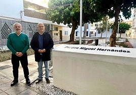 El edil de Infraestructuras y el teniente de Alcalde de Torre del Mar, en la zona remodelada.