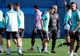 Un momento del entrenamiento de este miércoles donde Pellicer da indicaciones a Juan Hernández, el llamado a cubrir la baja de Kevin en la banda izquierda ante el Ceuta.