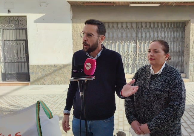 Víctor González y Charo Gómez, este jueves delante del edificio que se va a rehabilitar.