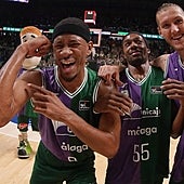 Taylor, Perry y Osetkowski celebran una de las victorias de la racha del Unicaja, ante el Barça.