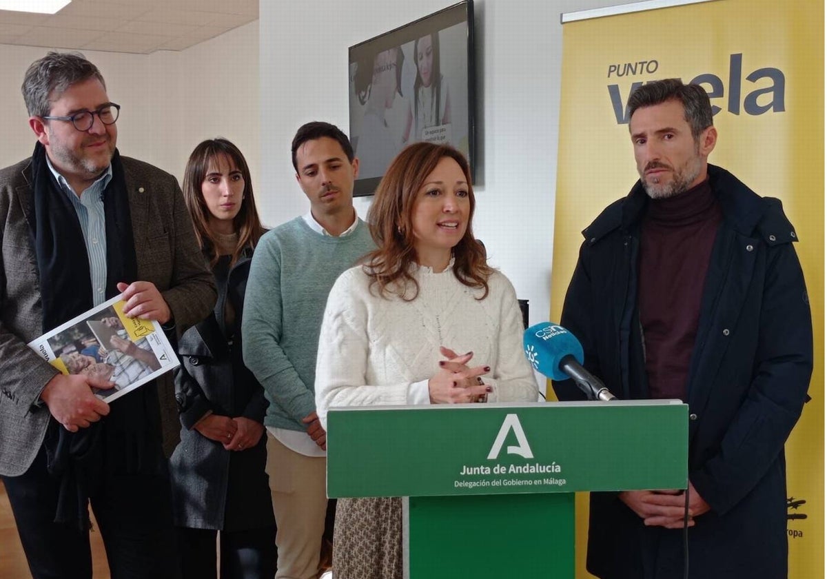 La delegada de la Junta en Málaga, Patricia Navarro, inaugura el nuevo centro Vuela Guadalinfo.