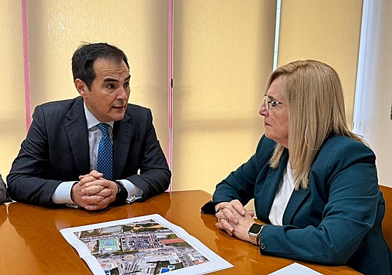 El consejero de Justicia y la alcaldesa de Fuengirola, durante el encuentro de este viernes.