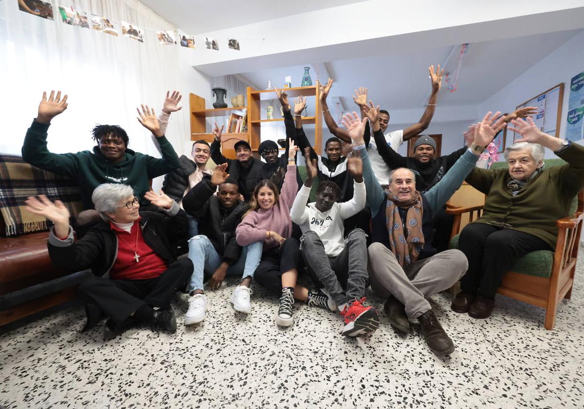 Los chicos acogidos en Casa Betania, con los educadores sociales de la Fundación La Merced Migraciones, Miguel Bustillo y Sara García, y las religiosas de las Esclavas del Divino Corazón, María Fuentes y María Rojano.