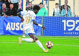 Bashiru, del Vélez, marca un gol al UCAM Murcia.