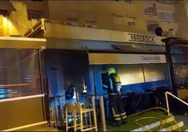 Aparatoso incendio en una conocida tapería de El Limonar