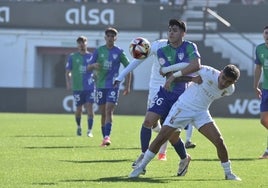 Antoñito, en una pugna con Ñito González, en el duelo de este domingo.