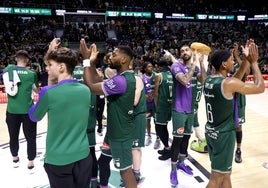 Los jugadores del Unicaja agardecen el apoyo de la grada tras derrotar al Dreamland Gran Canaria este sábado.