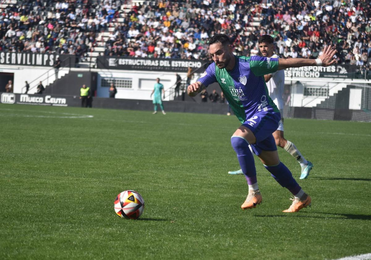 El jugador del Málaga Víctor García intenta poner un centro durante el partido contra el Ceuta.