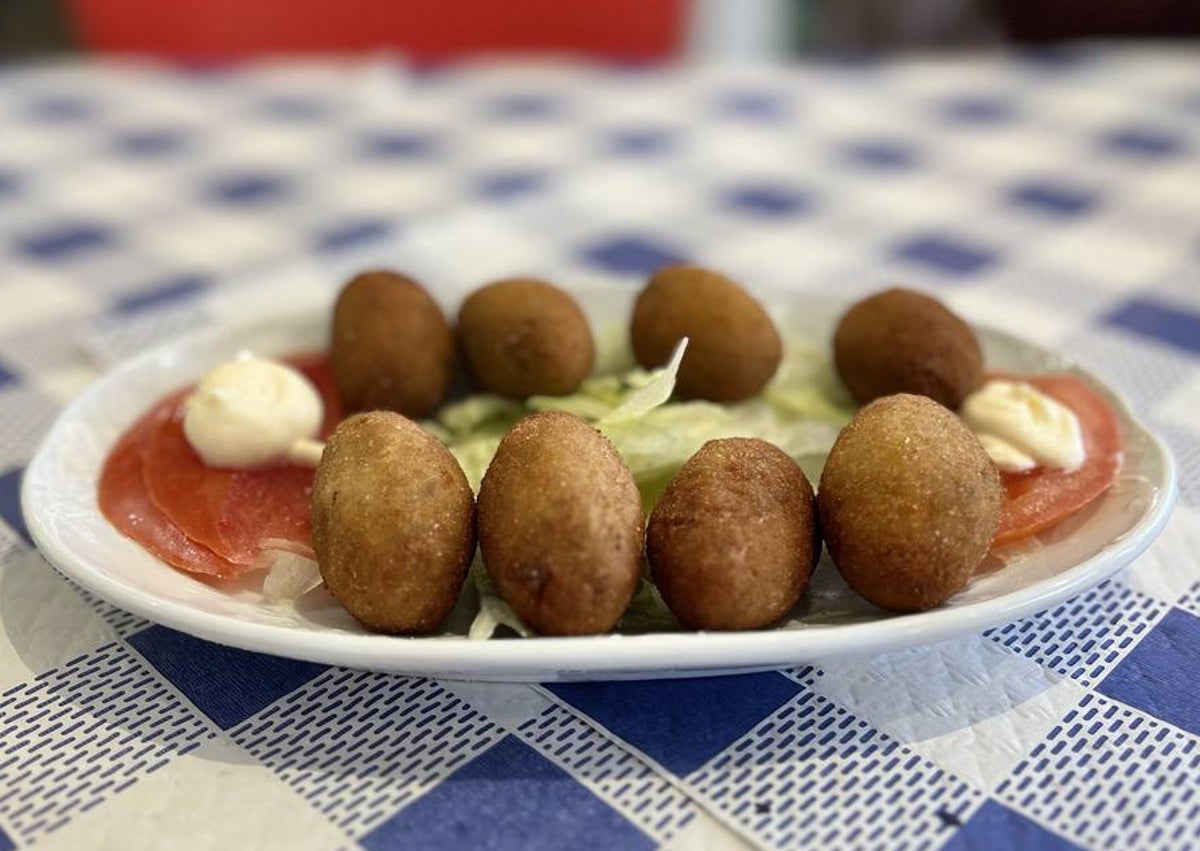 Imagen secundaria 1 - Arriba, croquetas de salchichón de cabra malagueña de la Taberna Curro Castilla. Abajo, versión con camarones de Chupytira y las que elaboran en Buenavista con rabo de toro.