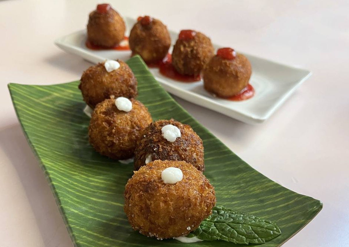 Imagen secundaria 1 - Arriba, croquetas de Tragatá, finalistas del concurso de Madrid Fusión 2021. Abajo, las de puchero y queso payoyo de La Tasquita de En Medio y las de jamón de BiBo.