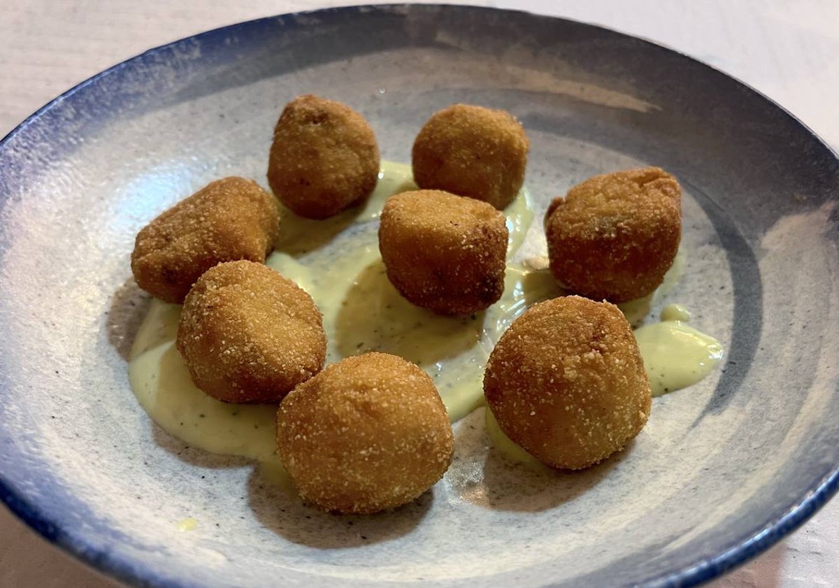 Imagen principal - Arriba, croquetas de salchichón de cabra malagueña de la Taberna Curro Castilla. Abajo, versión con camarones de Chupytira y las que elaboran en Buenavista con rabo de toro.