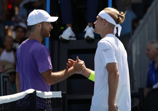 Lestienne y Davidovich se saludan al término de la cita en la pista 8 de Melbourne Park.