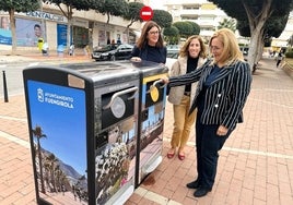 La alcaldesa, acompañada de parte de su equipo, junto a una de las nuevas papeleras instaladas en la ciudad.