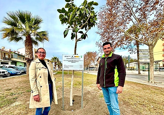 La edil de Medio Ambiente, Rocío Ruiz, este lunes, en una de las plantaciones.