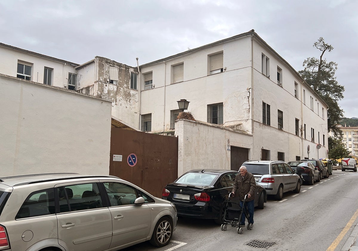 Desde 1999, está sin uso la zona que da a calle Picadero, lo que fueron las urgencias hospitalarias. A.J.G.