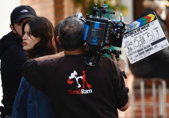 Milena Smit, en el rodaje de las primeras escenas de la segunda temporada de 'La chica de nieve'.