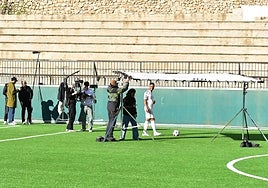Imagen de un momento del rodaje que tuvo lugar la pasada semana en el campo de fútbol de Frigiliana.