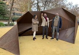 Los concejales Ana Cebrián y Medina Galeote con el artista argentino