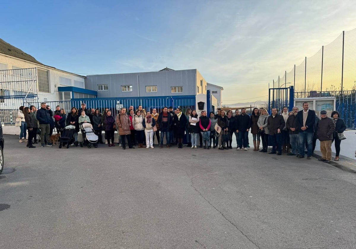 Las familias del CEIP San Sebastián de Archidona se concentran en la puerta del centro.