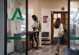 Andalucía aclara cuándo retirará la obligatoriedad de llevar mascarillas en centros sanitarios