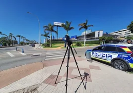 Un radar, junto a un vehículo de la Policía Local, en El Pinillo.