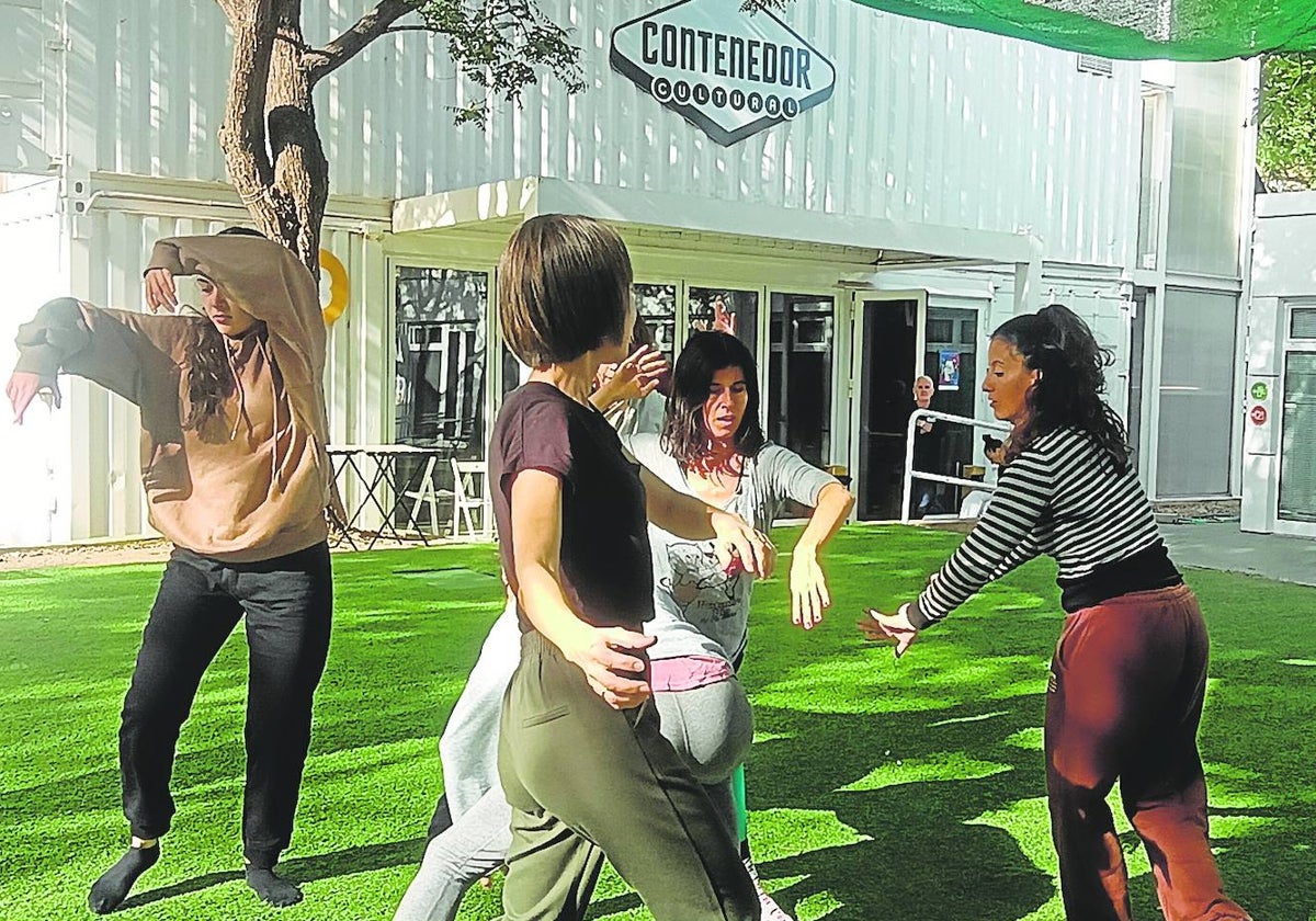 Inmaculada Montalvo y varios alumnos del taller de Movimiento realizan un ejercicio en el Contenedor Cultural.