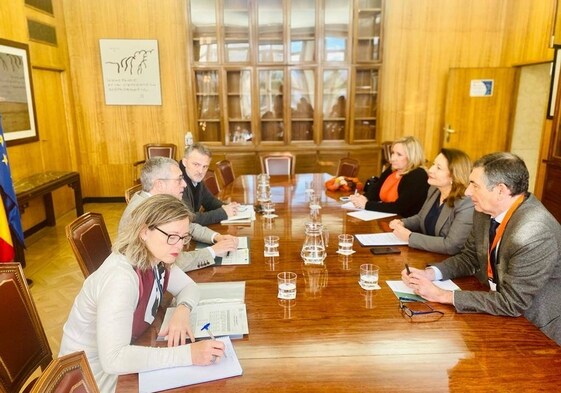 La consejera de Agricultura (en el centro del lado derecho) en la reunión con el secretario de Estado, Hugo Morán, en frente de ella.