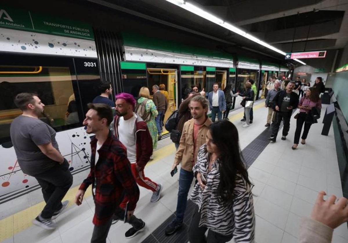 Viajeros en la estación Atarazanas del metro de Málaga.