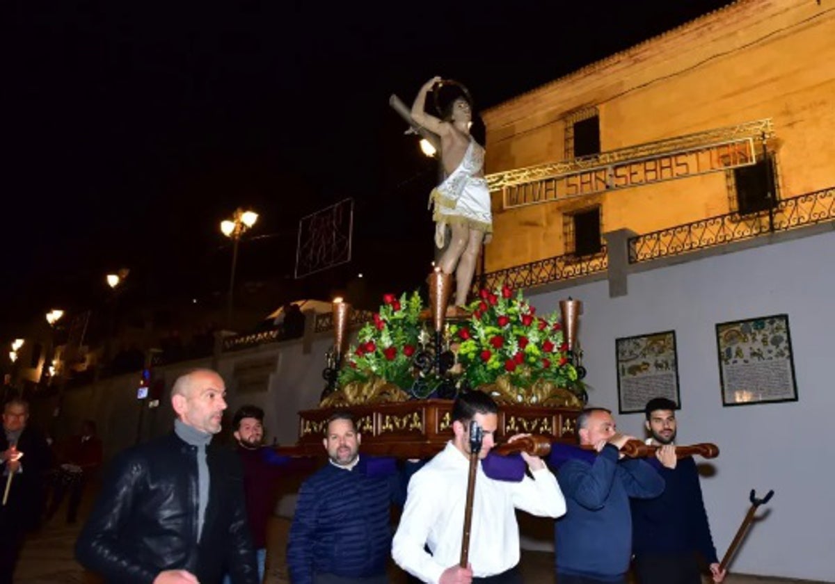 Imagen de una edición anterior de la procesión de San Sebastián por las calles de Frigiliana.