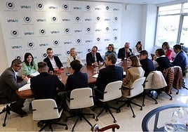 El rector, a la izquierda, en la primera reunión con su equipo de gobierno, en la mañana de este jueves.
