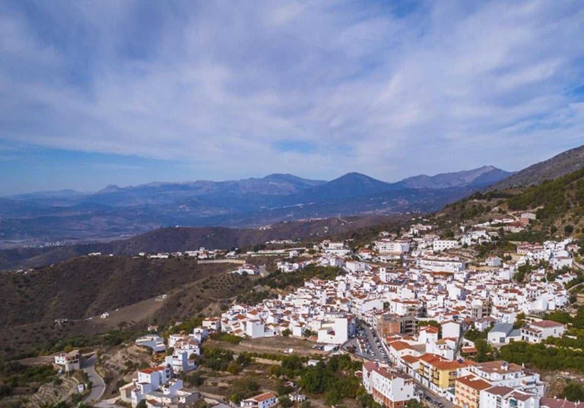 Vista panorámica del casco urbano de Canillas de Aceituno.