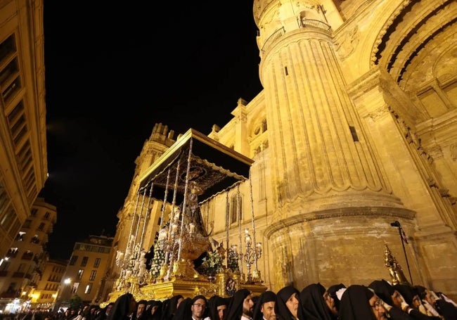 La Virgen de los Dolores del Puente, accediendo a la Catedral para hacer estación de penitencia.