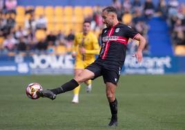 David Ferreiro controla un balón durante un partido con el Cartagena.