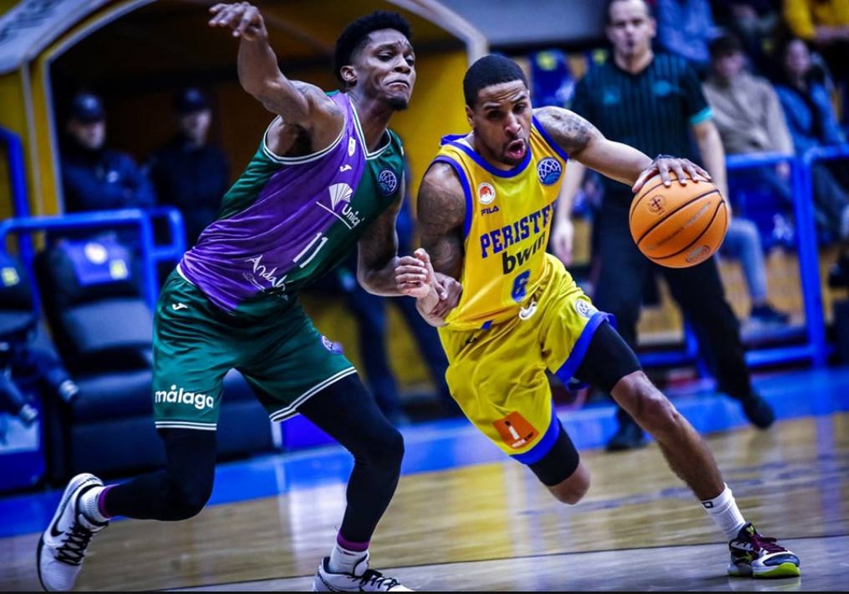 Tyson Carter y Jermaine Love, en el Peristeri-Unicaja de la primera fase del torneo.