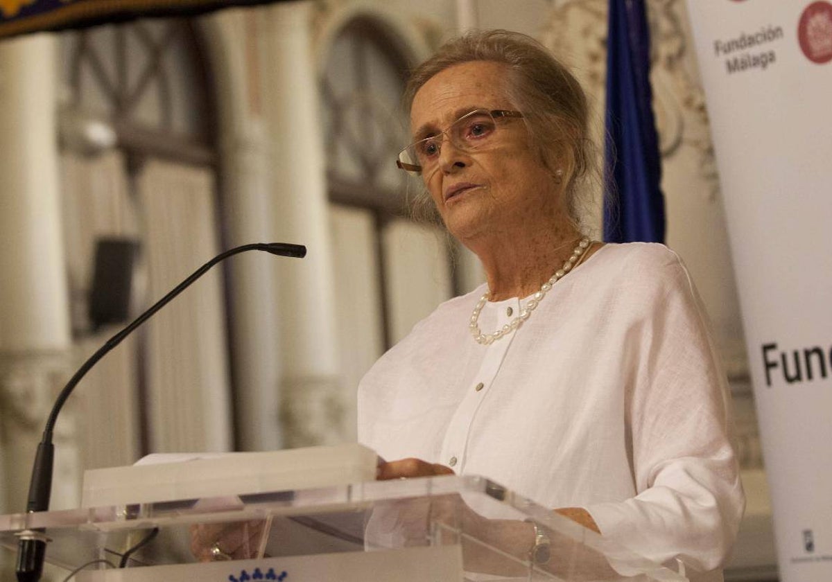 María Victoria Atencia, precisamente en el salón de los Espejos del Ayuntamiento de Málaga.