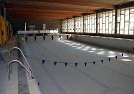 El estado actual de la piscina cubierta municipal de Campillos, inutilizada desde 2018.