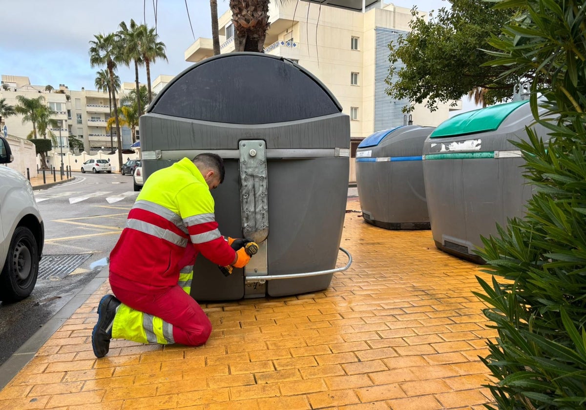 Un operario arreglando un contenedor en Marbella.