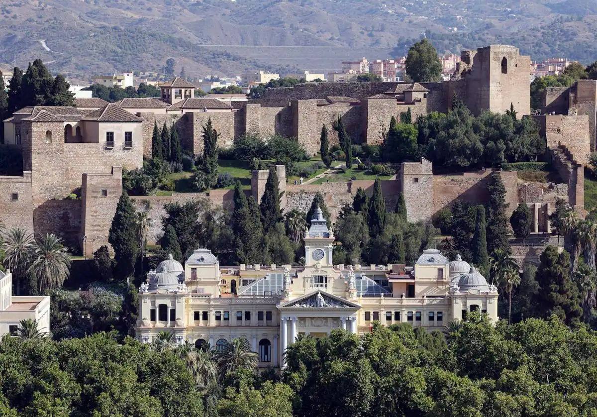 Fachada del Ayuntamiento de la ciudad de Málaga con la Alcazaba al fondo.