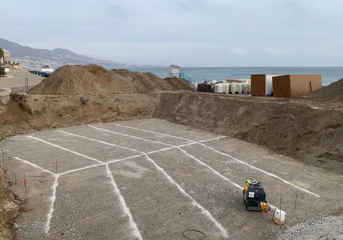 Obras de construcción del chiringuito, en la plaza del Castillo de Fuengirola.