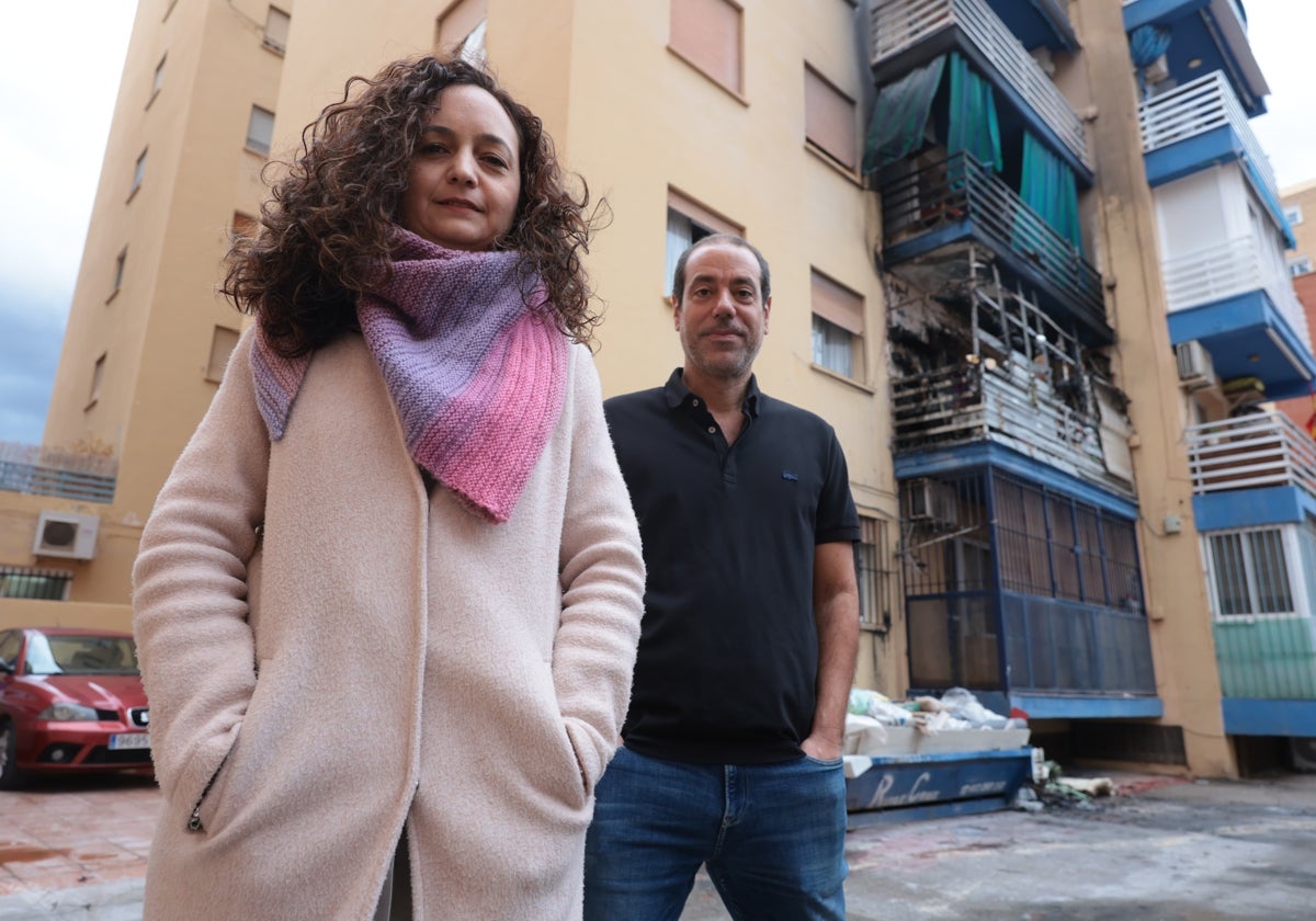 Carolina, junto a su vecino Antonio, ante la terraza donde se originó el fuego.