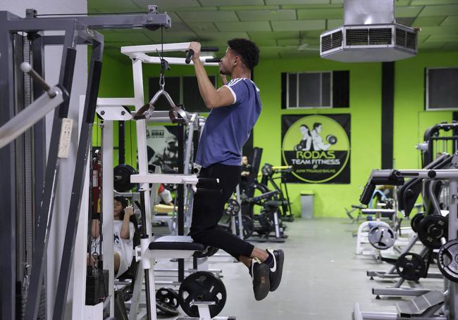 Una persona haciendo ejercicio en un gimnasio de barrio de Carretera de Cádiz.