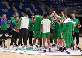 El Unicaja se ejercitó ayer en el Martín Carpena antes de viajar a tierras catalanas.