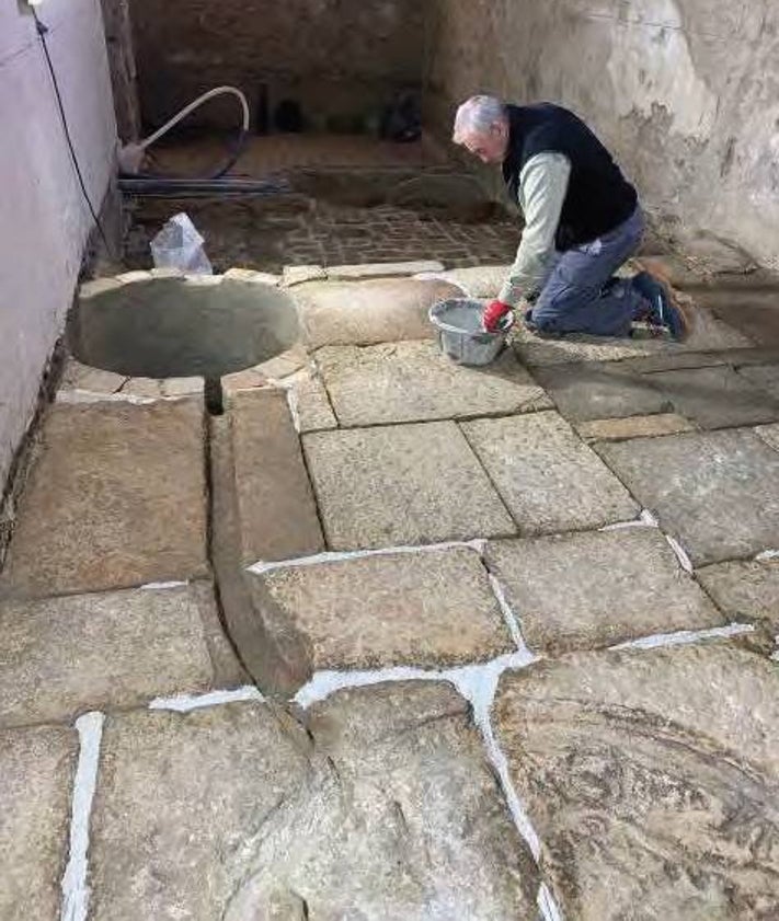 Imagen secundaria 2 - Arriba: vista cenital del patio principal. En medio: el arquitecto Antonio Díaz de Amezúa y la interiorista Mariate Lario. Abajo: almazara descubierta en la planta baja del edificio. 