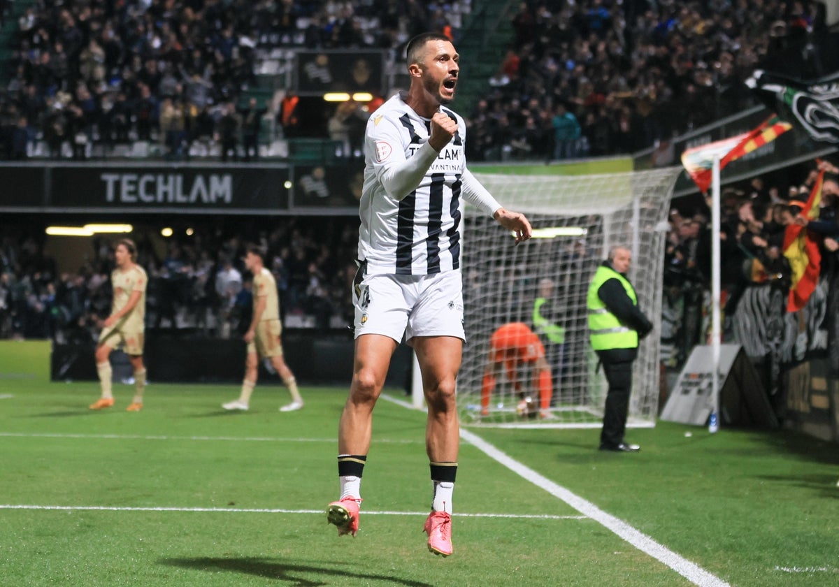 Haris Medunjanin celebra uno de sus goles en Castalia esta temporada.