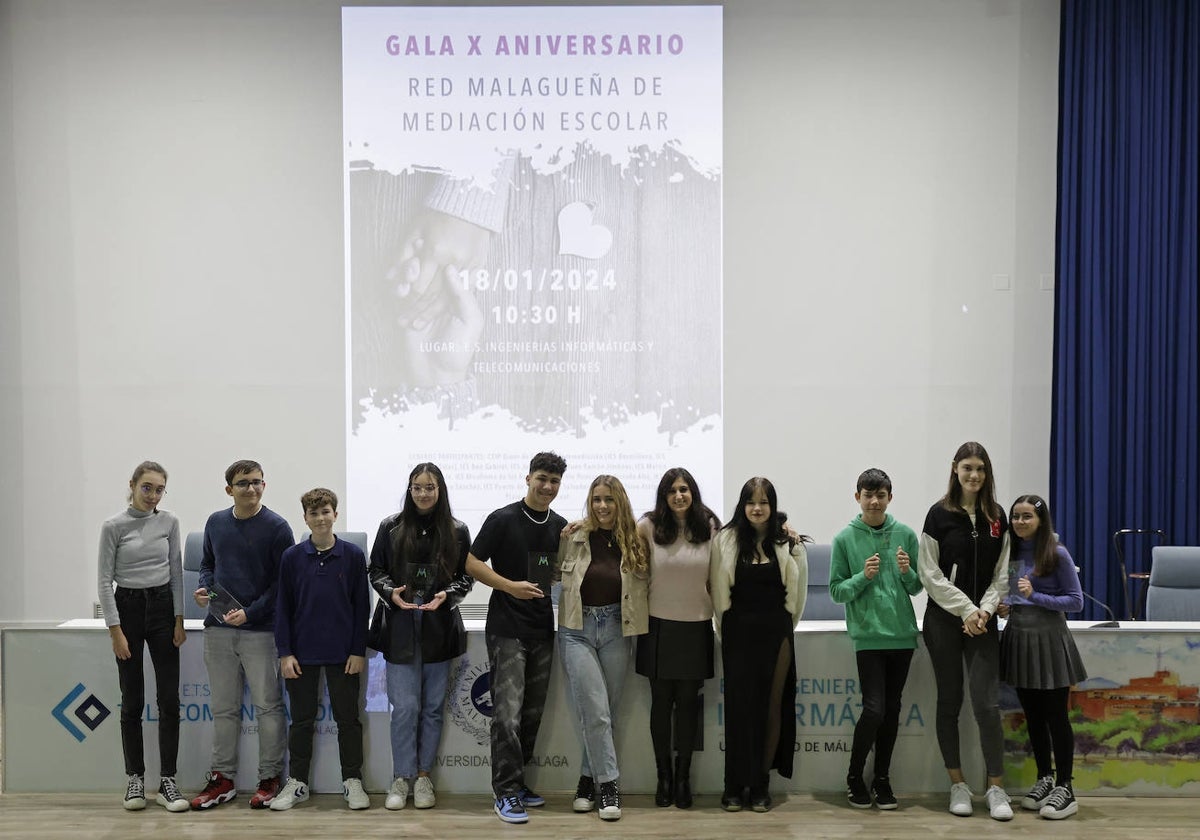 Algunos de los alumnos premiados durante la celebración de la gala por el décimo aniversario de la Red de Mediación.