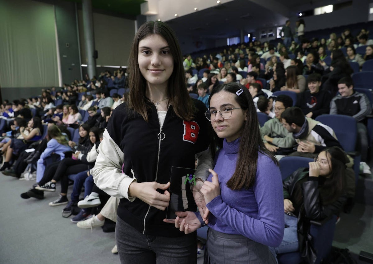 Imagen secundaria 1 - Samuel Sánchez y Paula López estudian tercero de la ESO en el Portada Alta. Irene Manzanares y Sara Soriano estudian tercero de la ESO en el Colegio Platero. Rocío Rubio y Daniel Moyano, alumnos de cuarto de Secundaria y mediadores en el IES Jacaranda.