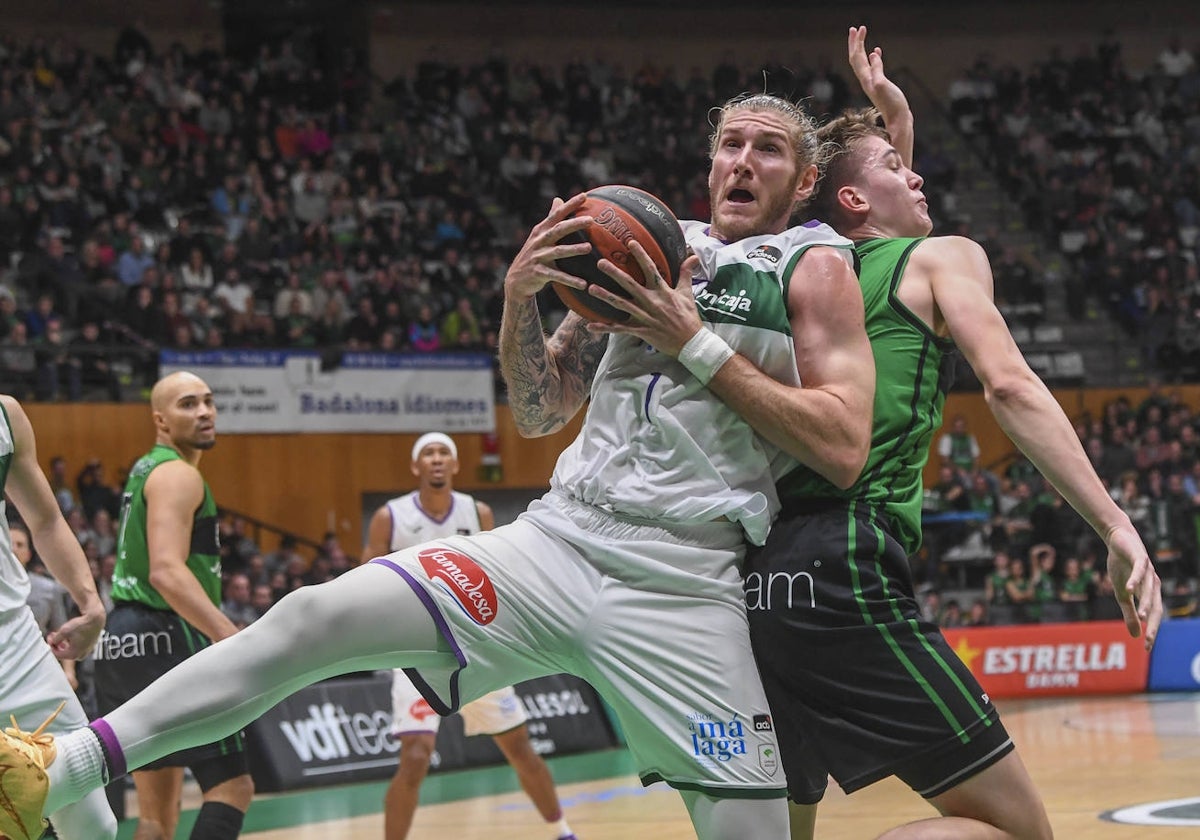 Osetkowski, casi desequilibrado, en una acción del duelo de este sábado.