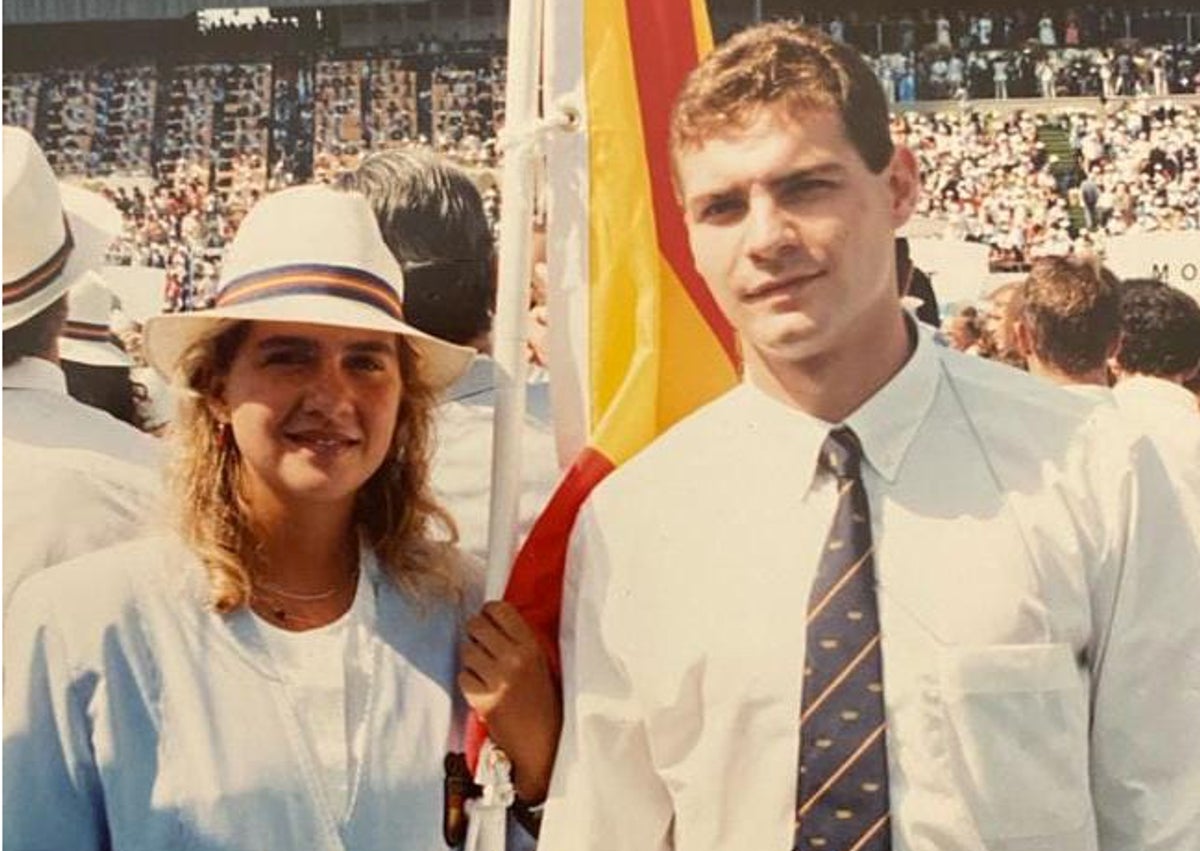 Imagen secundaria 1 - Gómez, en la actualidad; junto a la infanta Cristina en los Juegos de Seúl 1988, y con la equipación del Atlético de Madrid, en 1984.