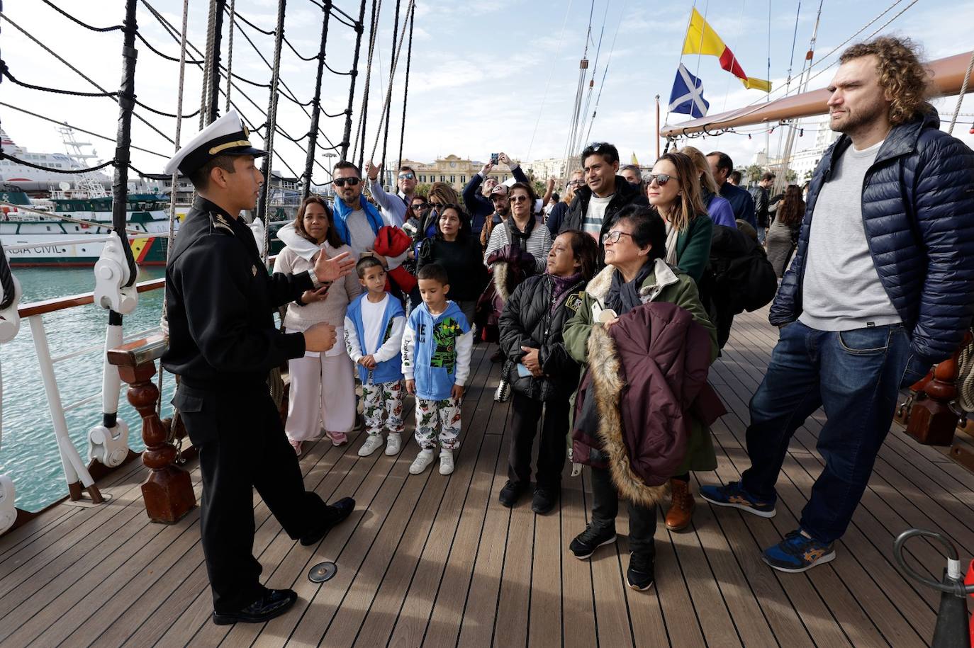 Perú exhibe la joya de su Armada en el puerto de Málaga